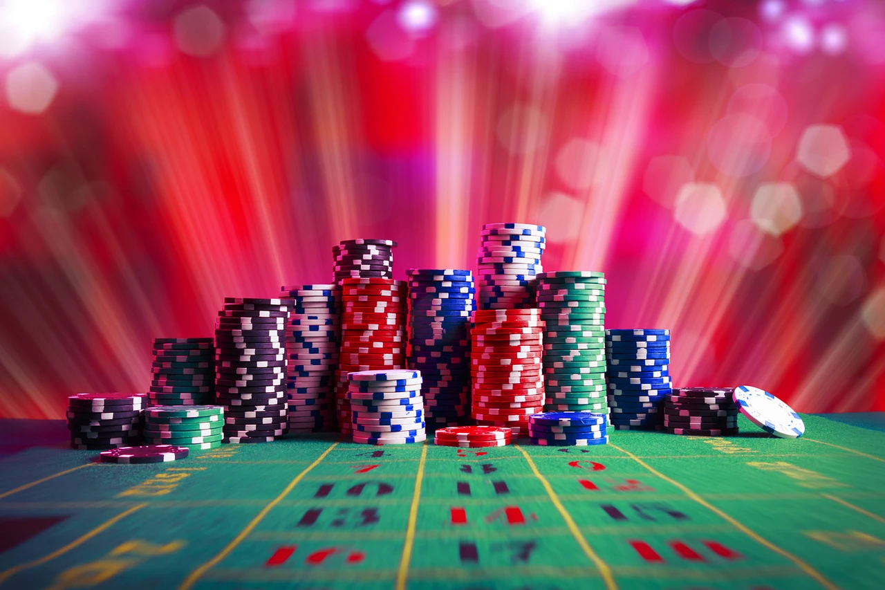 Stablede casinochips på et grønt spillebord