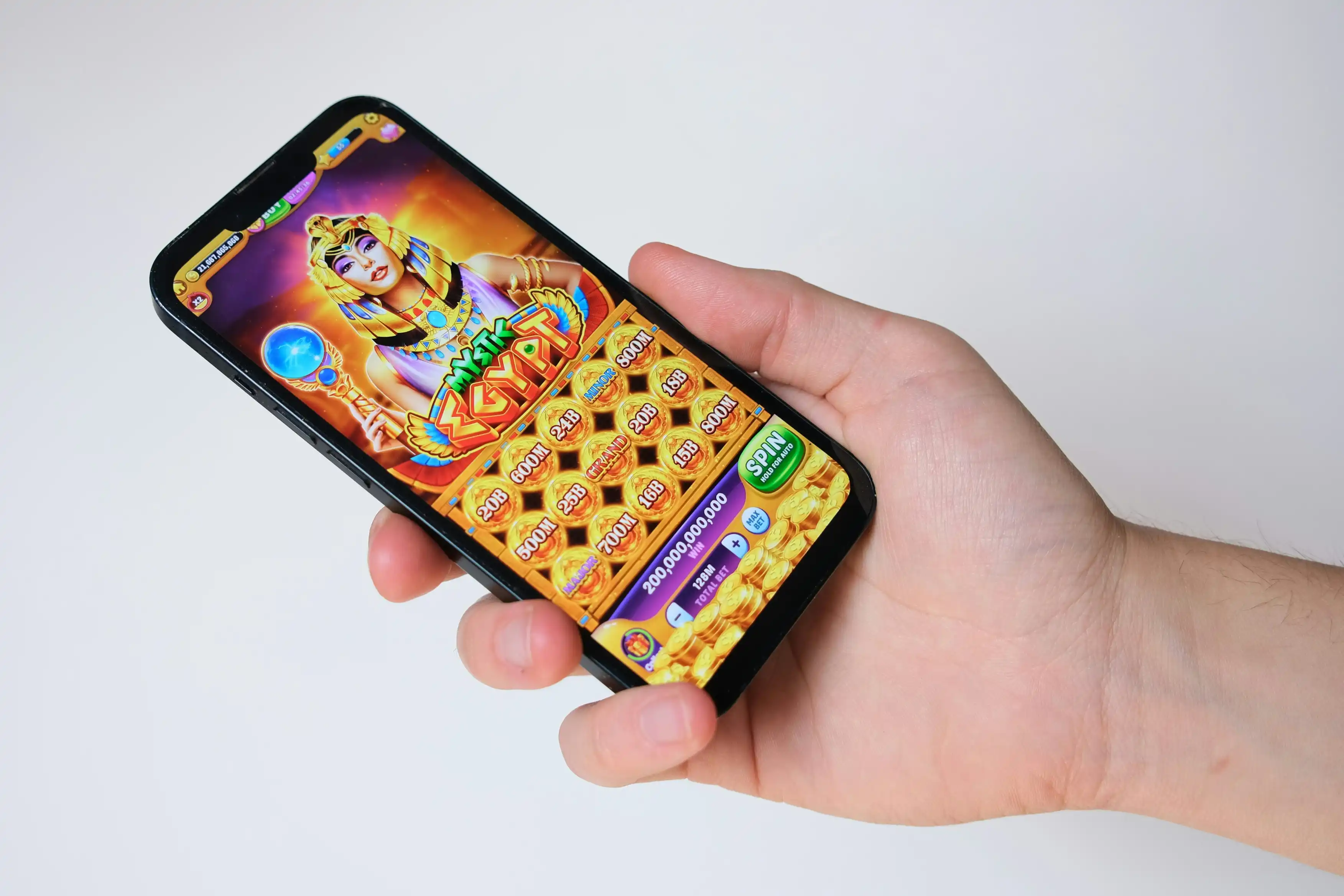 Mobiltelefon med et fargerikt egyptisk casinospill