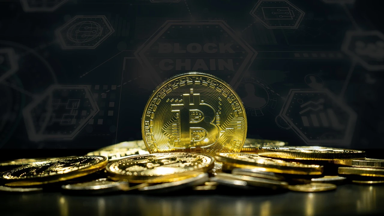 Bitcoin på gullmynter foran en blockchain-bakgrunn