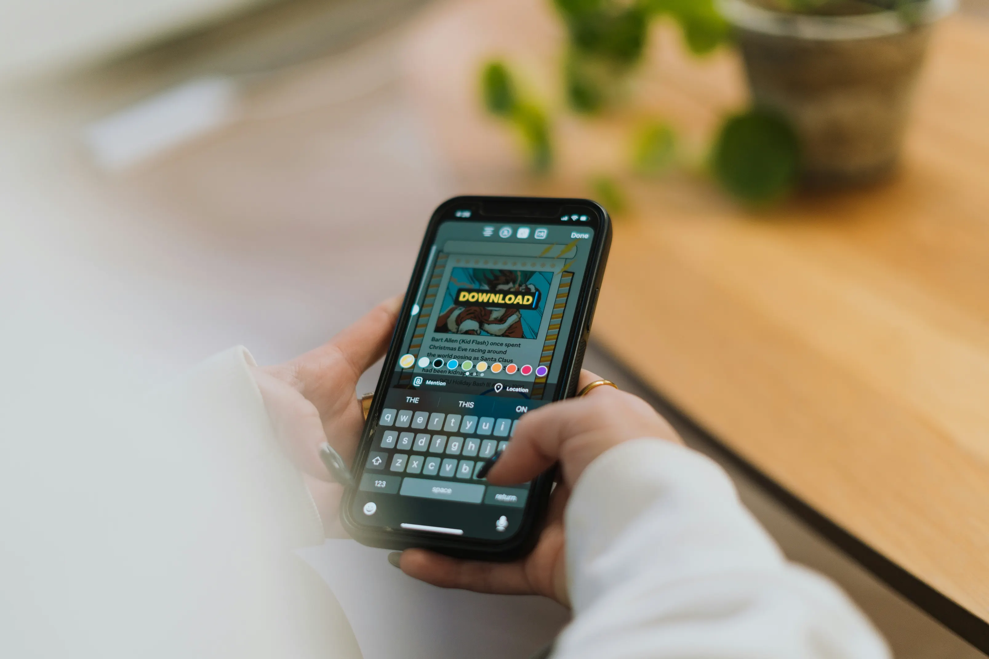 Person som spiller casinospill på mobiltelefon